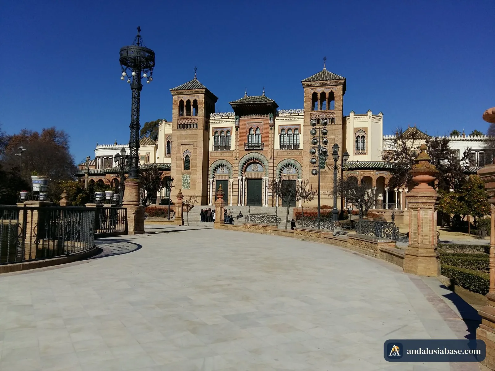 O pavilhão neomudéjar do museu de artes e costumes populares na Plaza de América