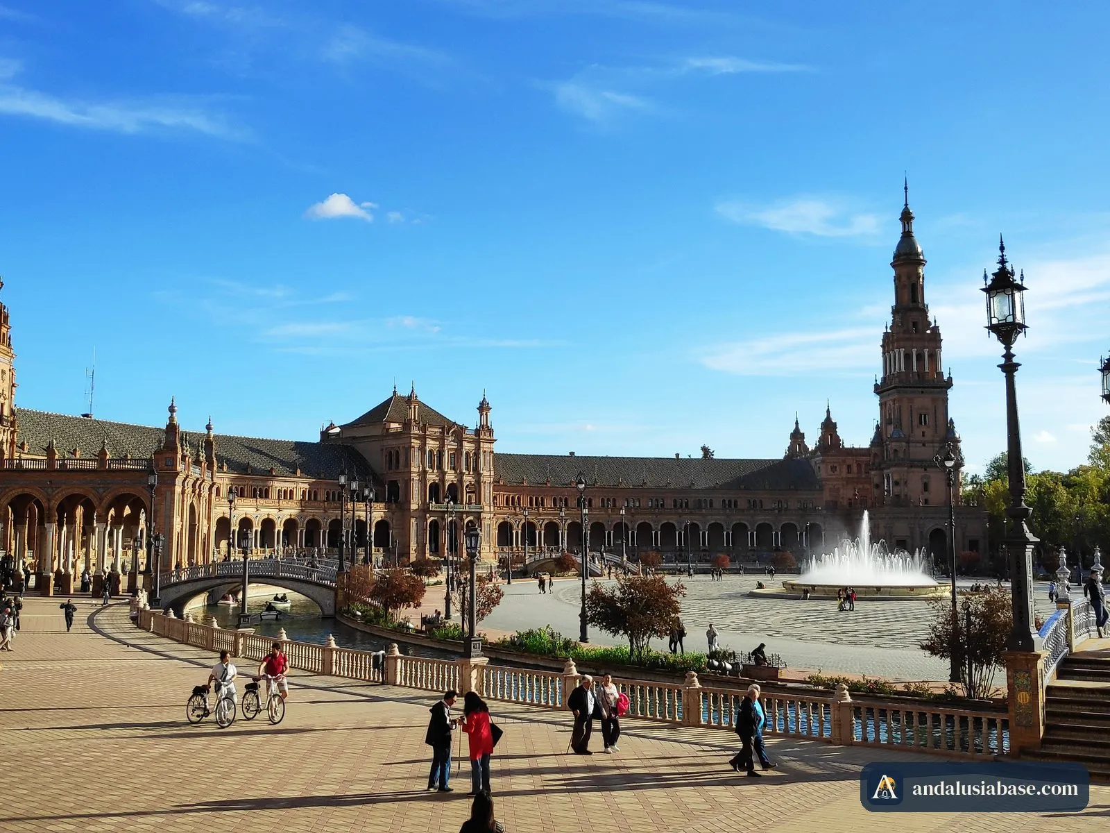 A Plaza de España com a fonte e a torre num dia de sol, vista da balaustrada