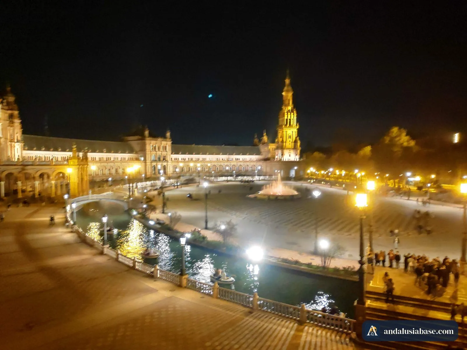 Todo o arco da Plaza de España à noite visto da galeria, com os candeeiros ao longo do canal