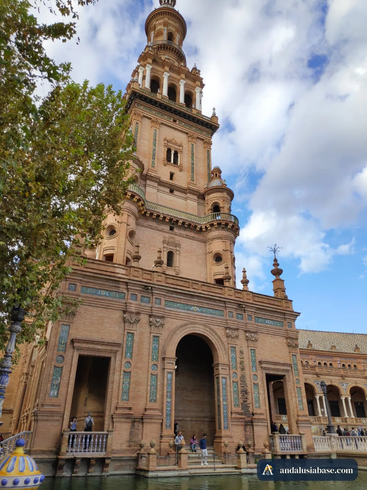 Uma das duas altas torres de tijolo da Plaza de España, com a entrada em arco e os detalhes em cerâmica