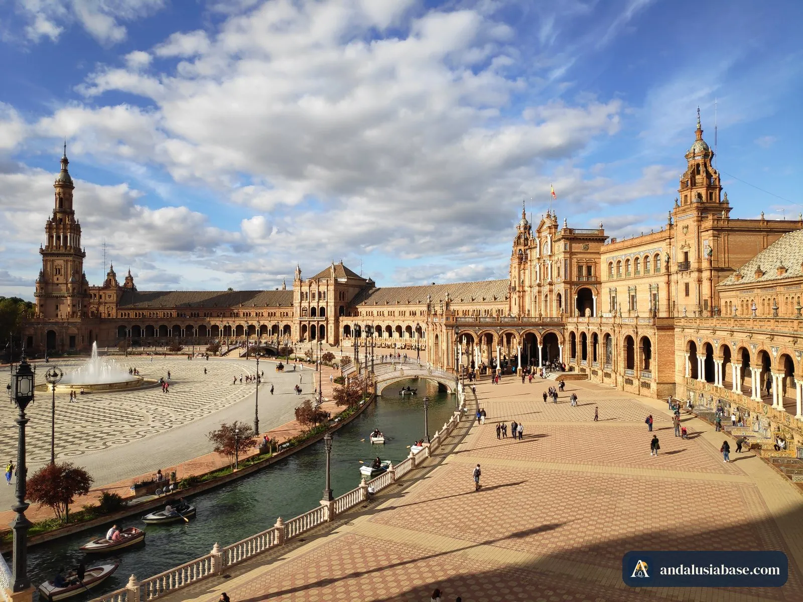 A Plaza de España de Sevilha vista de uma varanda, com o canal e as torres