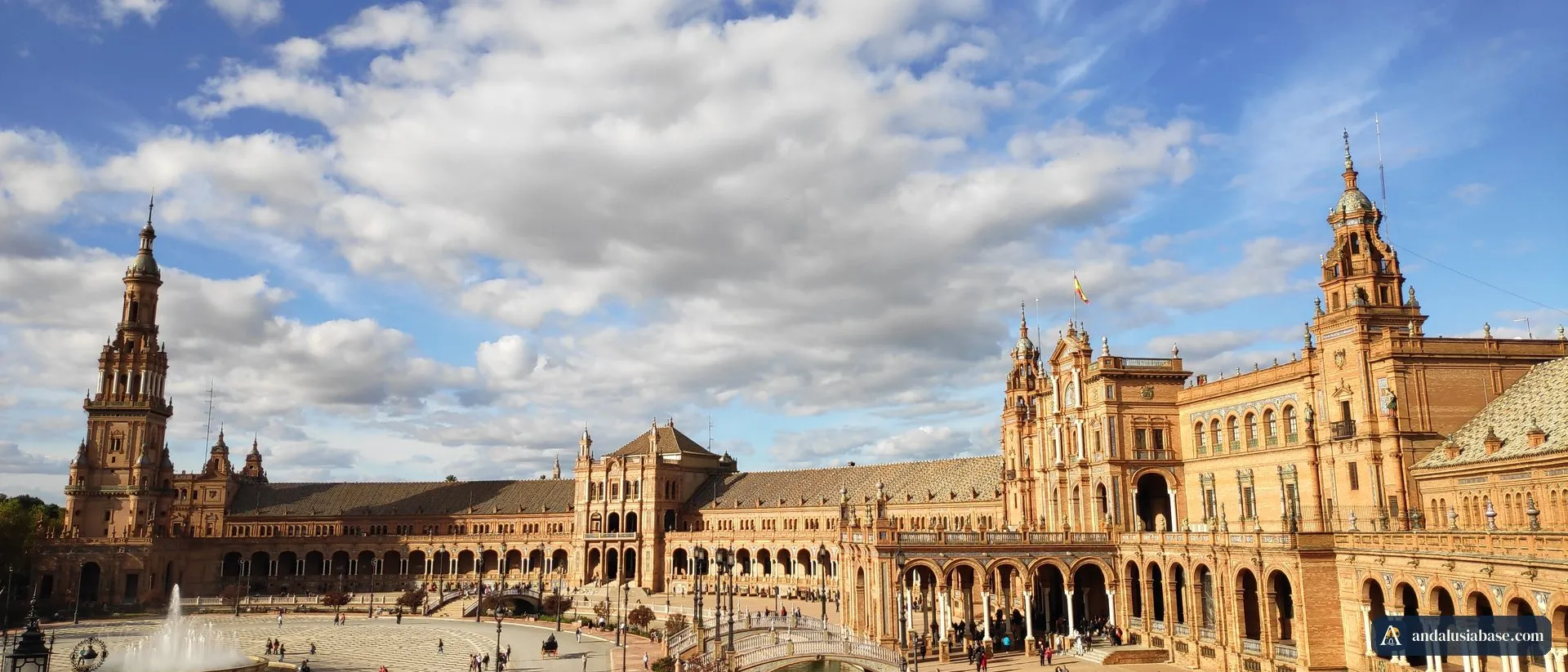 A Plaza de España de Sevilha vista da galeria superior, com as duas torres, a fonte e a fachada curva de tijolo