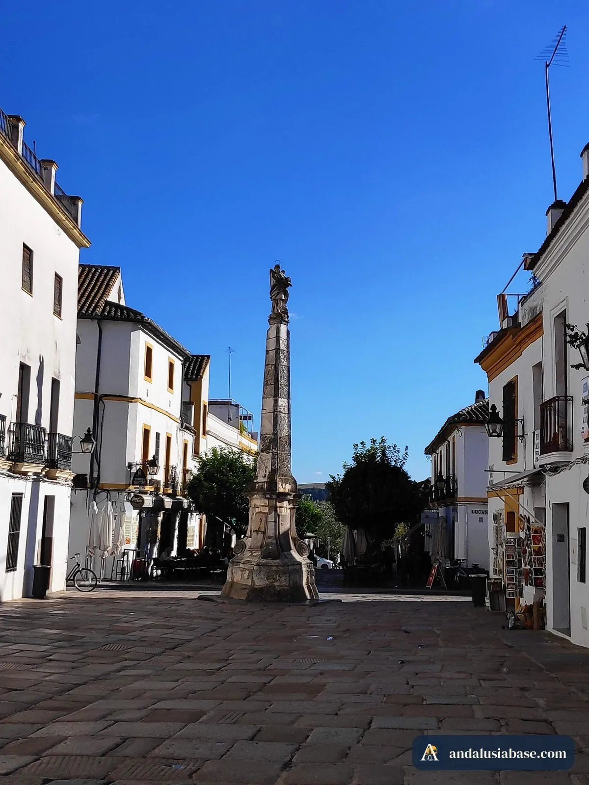 A coluna de San Rafael e as casas brancas da Plaza del Potro