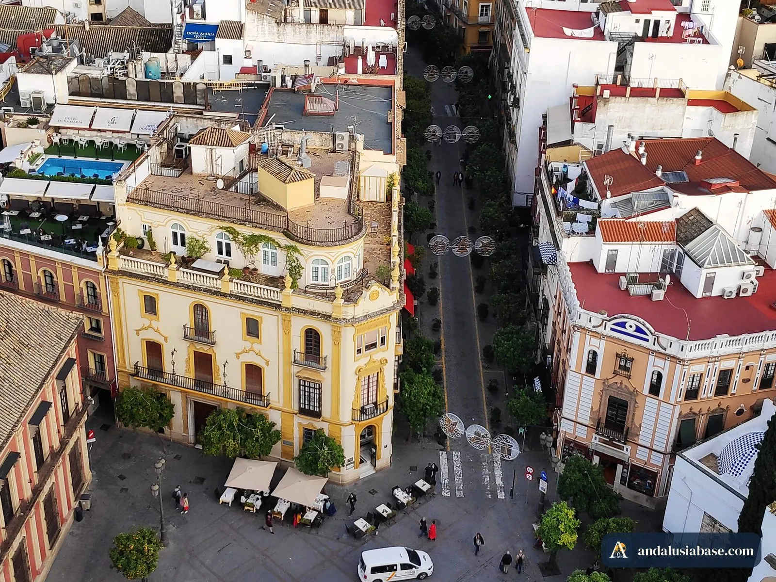 A Plaza Virgen de los Reyes e uma rua arborizada que entra em Santa Cruz, vistas do alto da Giralda