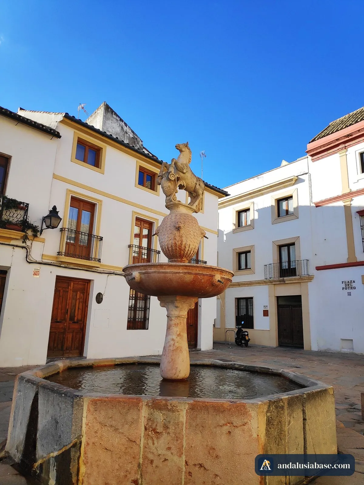 A fonte do potro entre as casas brancas da Plaza del Potro