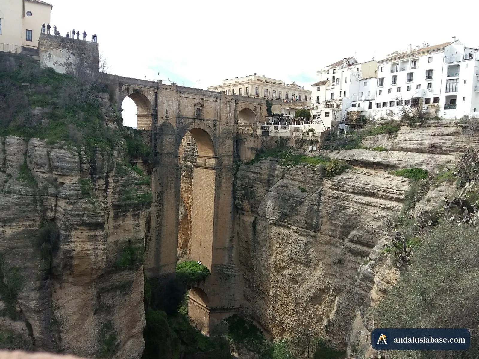A Puente Nuevo entre as escarpas do Tajo, com as casas brancas de Ronda por cima