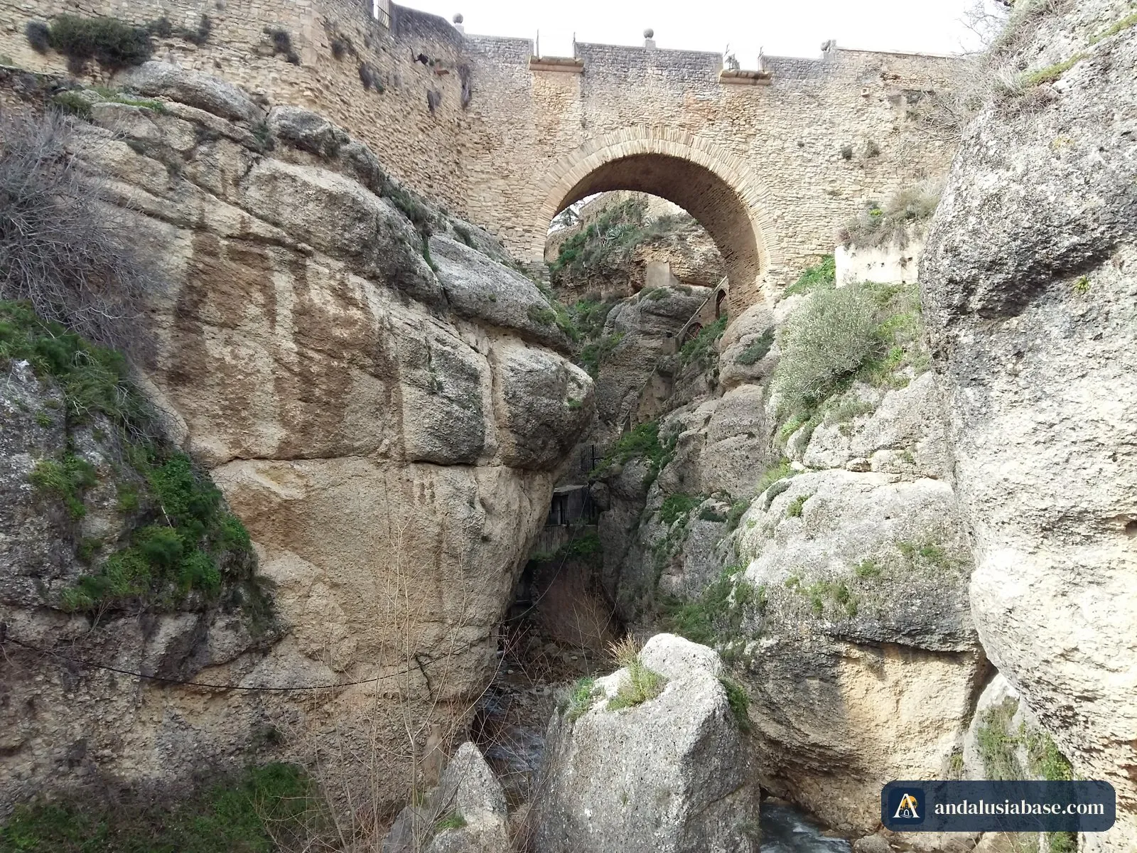 O arco único da Puente Viejo sobre o desfiladeiro rochoso de Ronda