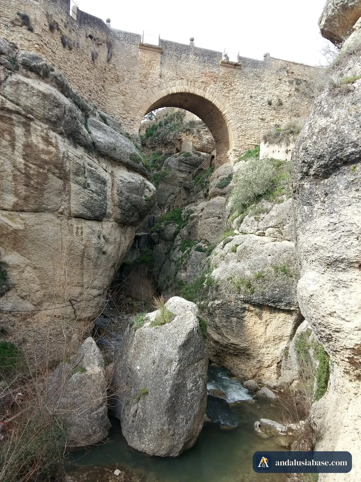 A Puente Viejo, a velha ponte de pedra sobre o estreito desfiladeiro de Ronda