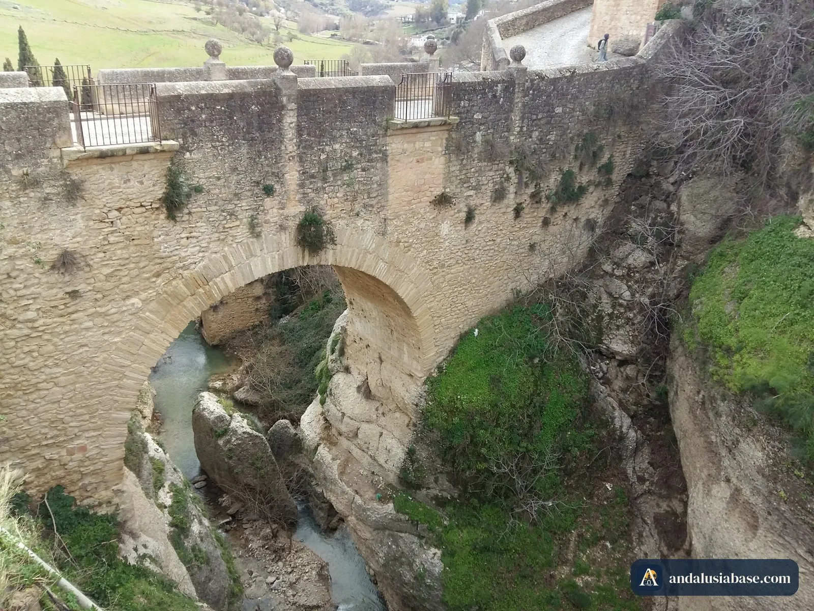 A Puente Viejo, a velha ponte de pedra de Ronda, sobre o rio no desfiladeiro