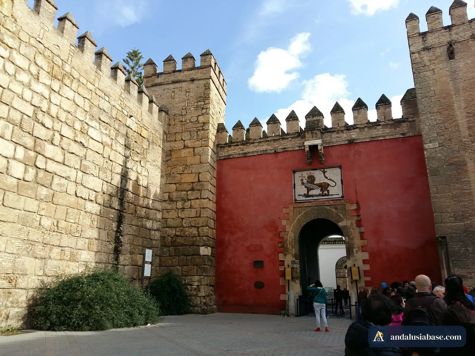 A Puerta del León vermelha, a entrada dos visitantes nas muralhas ameadas do Real Alcázar