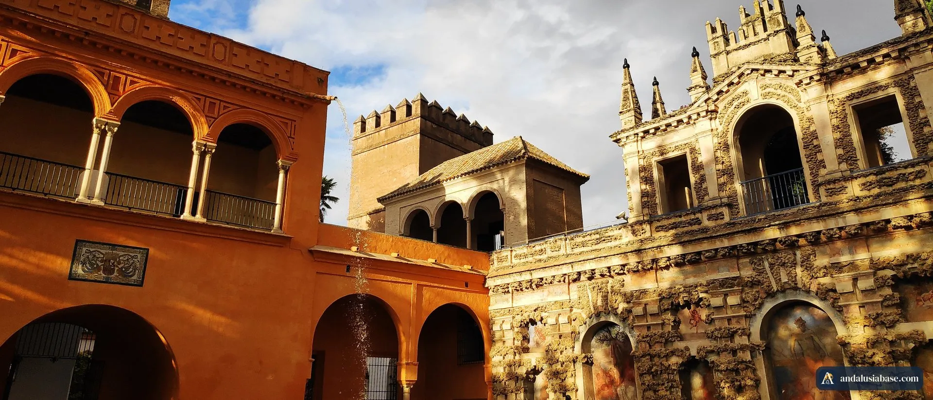Arcadas cor de ocre e a Galería del Grutesco esculpida nos jardins do Real Alcázar de Sevilha