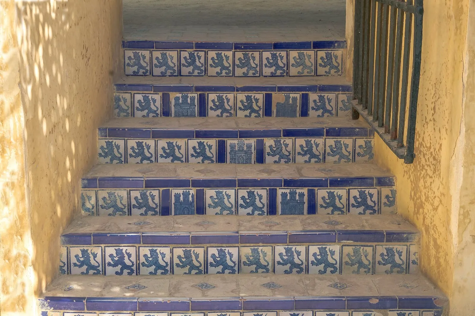 Marches ornées d'azulejos aux lions de León et châteaux de Castille, jardins du Real Alcázar de Séville