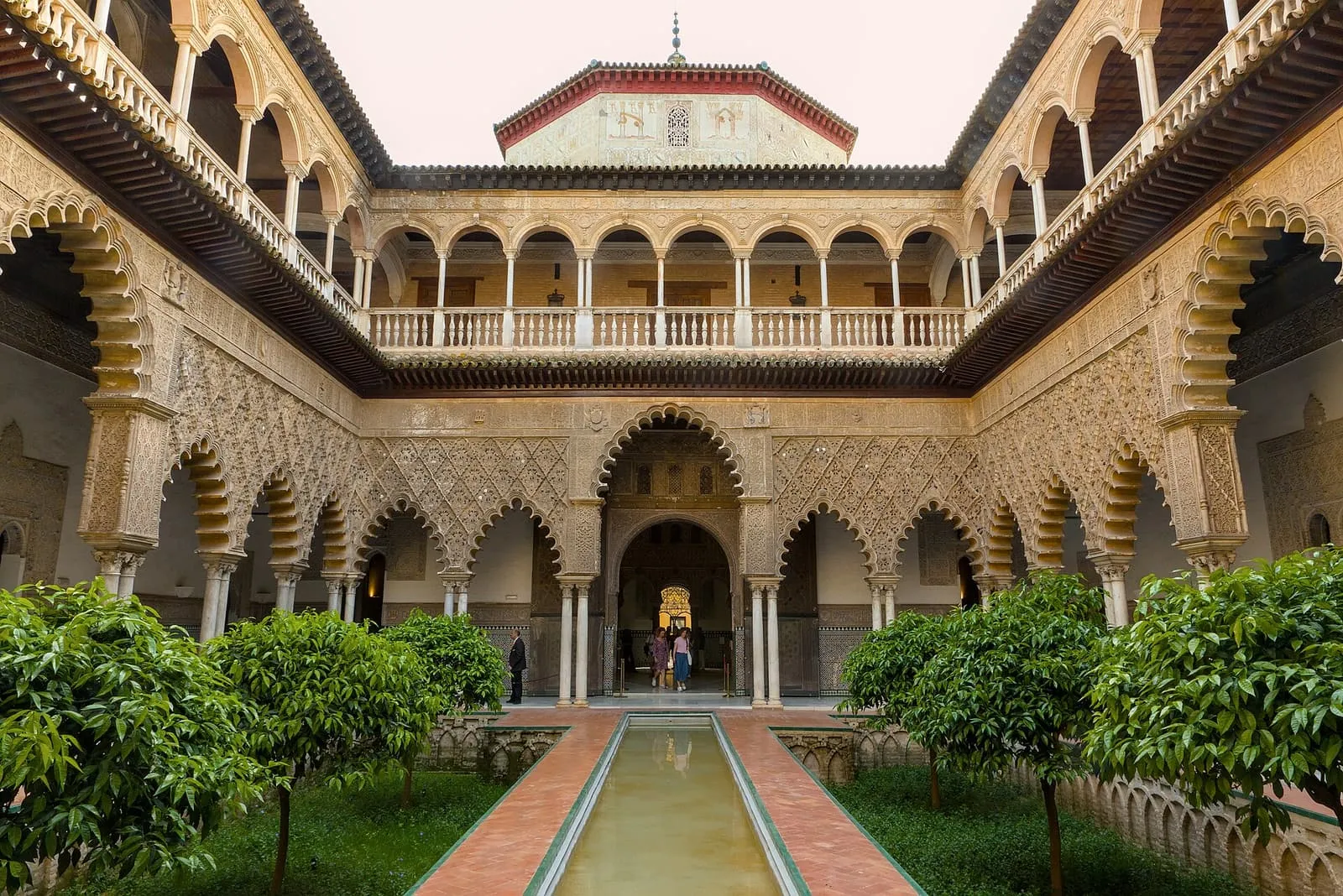 El Patio de las Doncellas del Real Alcázar de Sevilla, con su largo estanque y sus arcadas