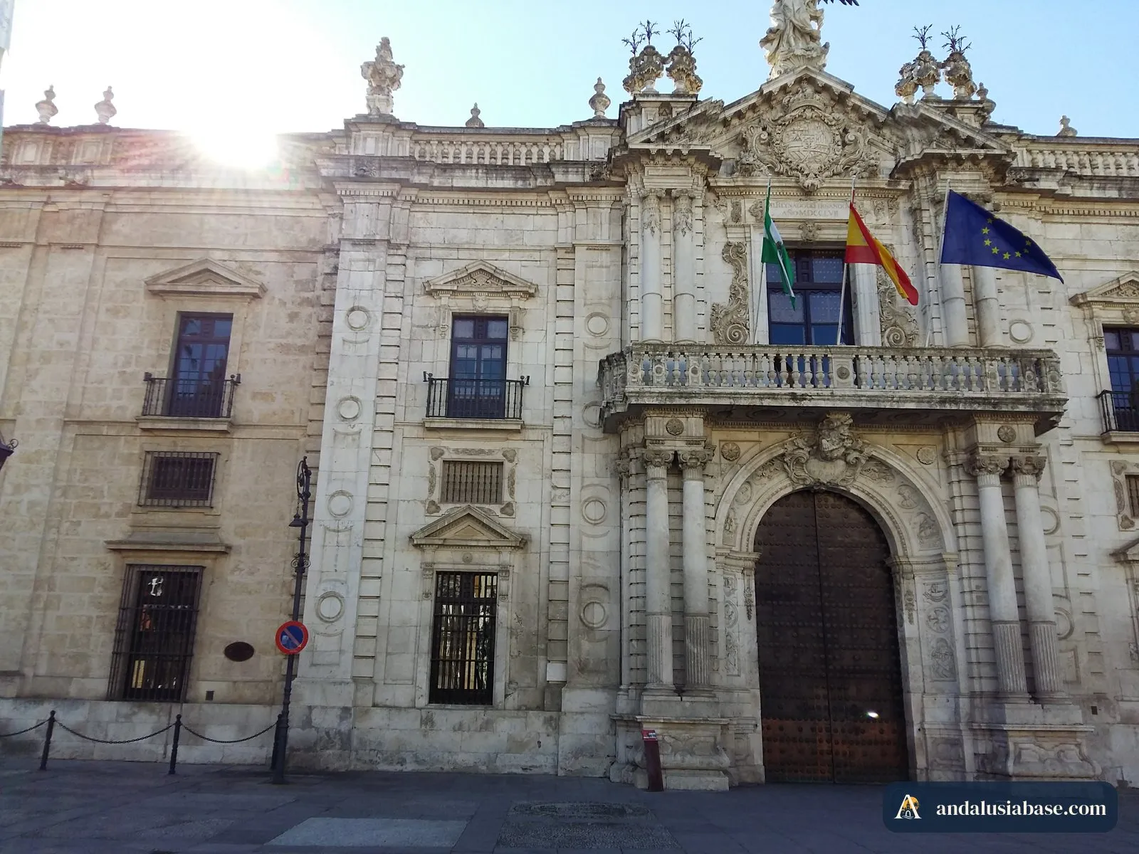 A fachada barroca da Real Fábrica de Tabacos, hoje Universidade de Sevilha