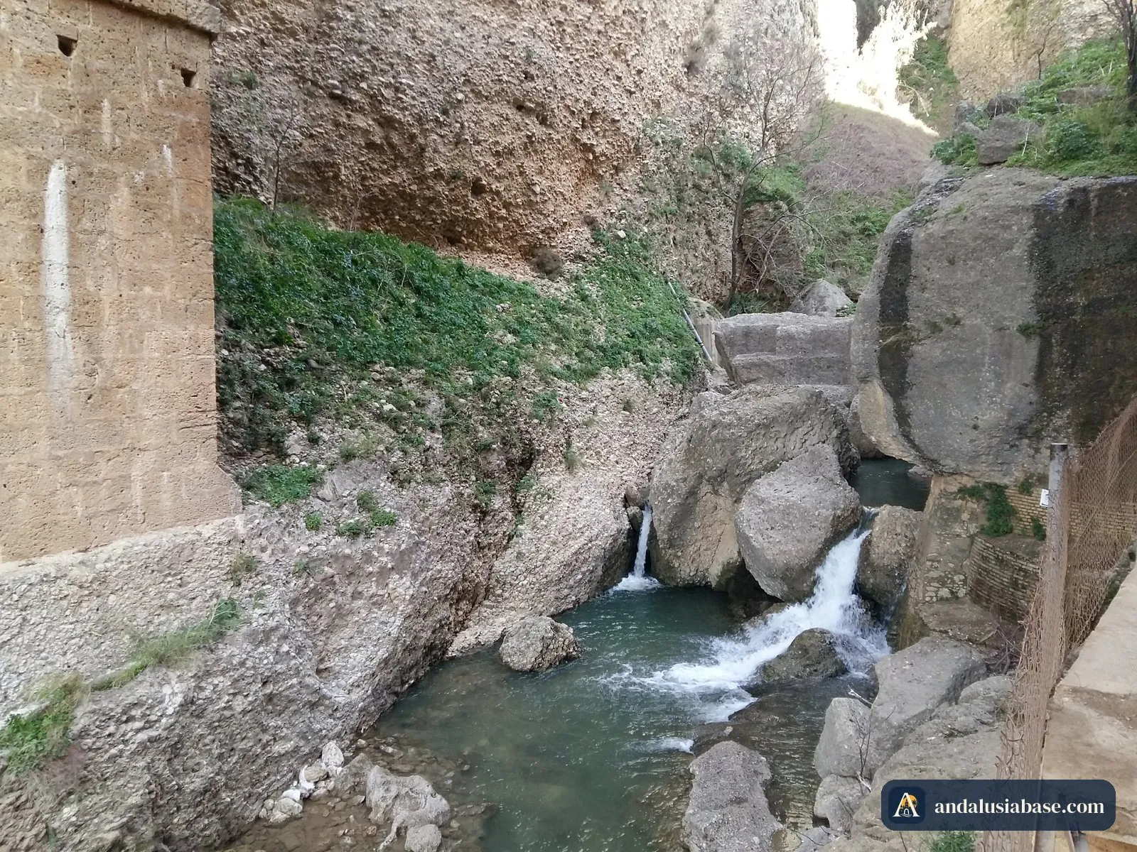 O rio Guadalevín a correr entre rochas no fundo do desfiladeiro do Tajo
