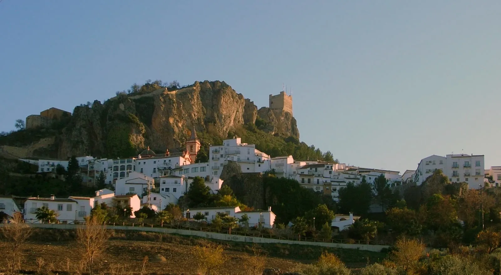 Il borgo bianco di Zahara de la Sierra sotto la torre del castello, nella luce della sera