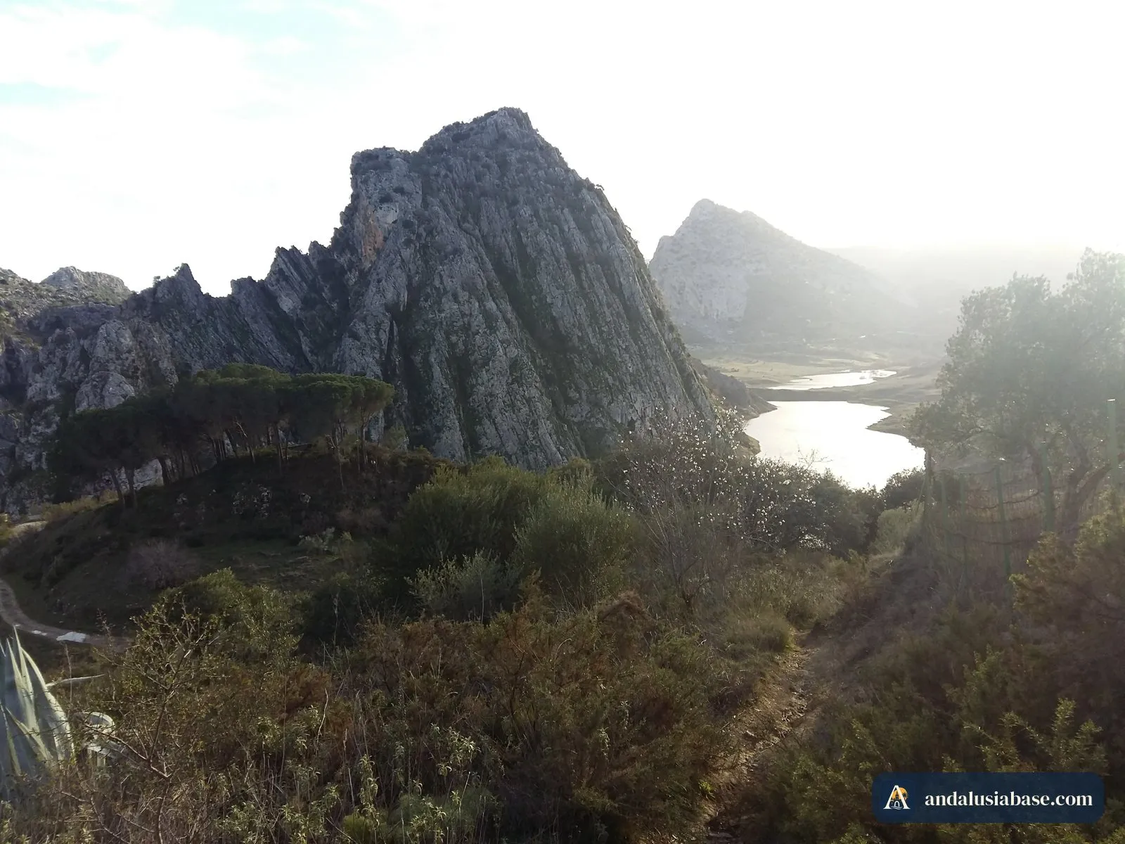 Um pico de calcário e uma albufeira ao fundo nas serras em redor de Ronda