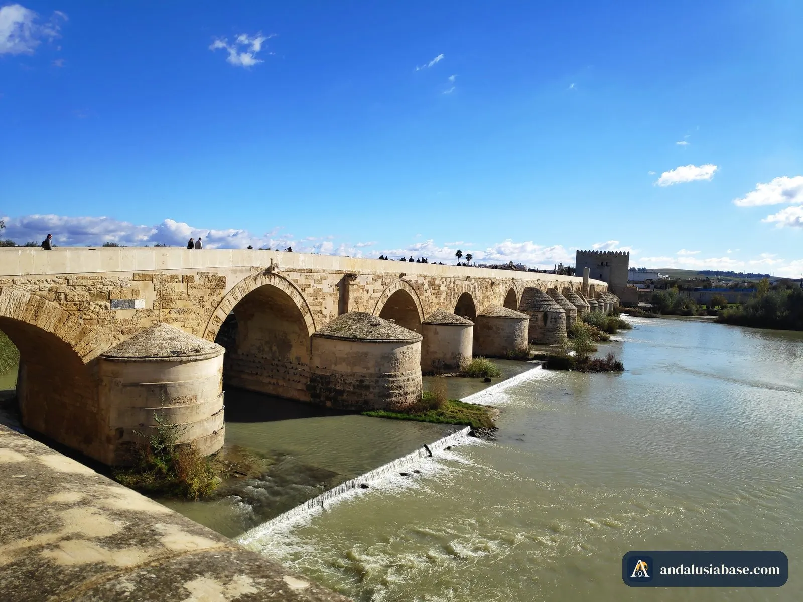 Os arcos da ponte romana de Córdova sobre o Guadalquivir