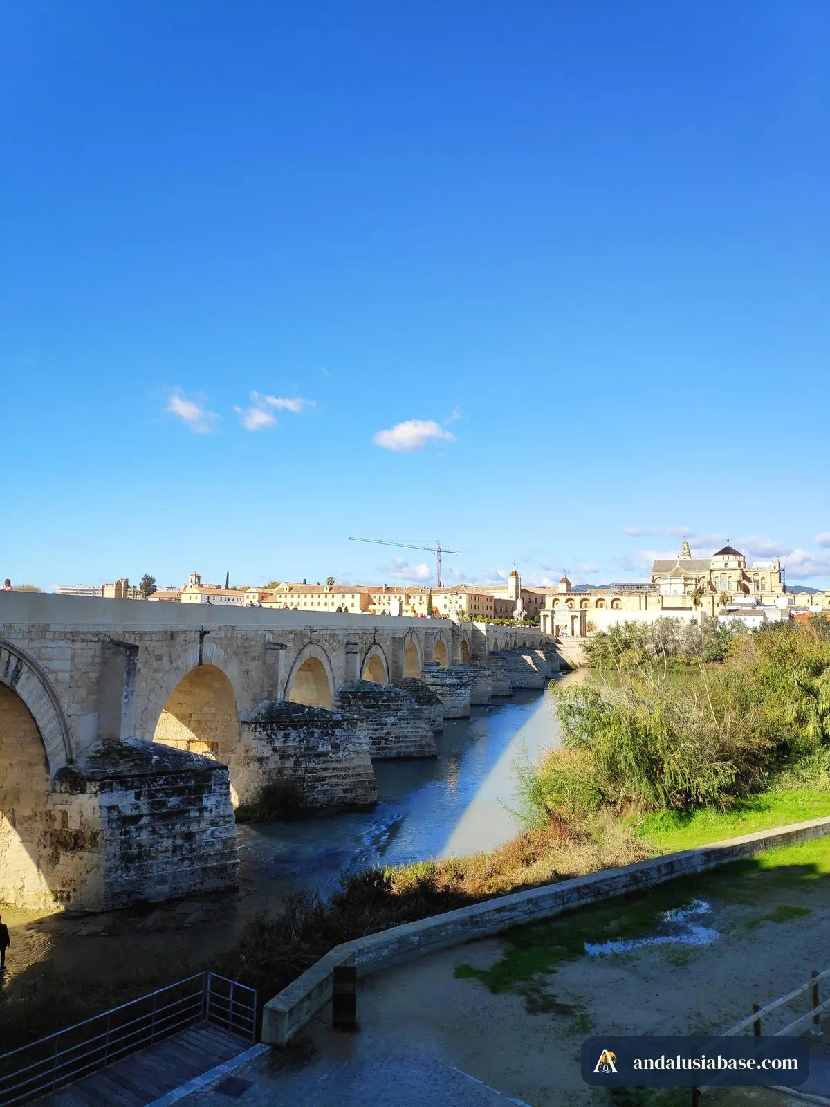 A ponte romana sobre o Guadalquivir com a Mesquita a erguer-se por trás