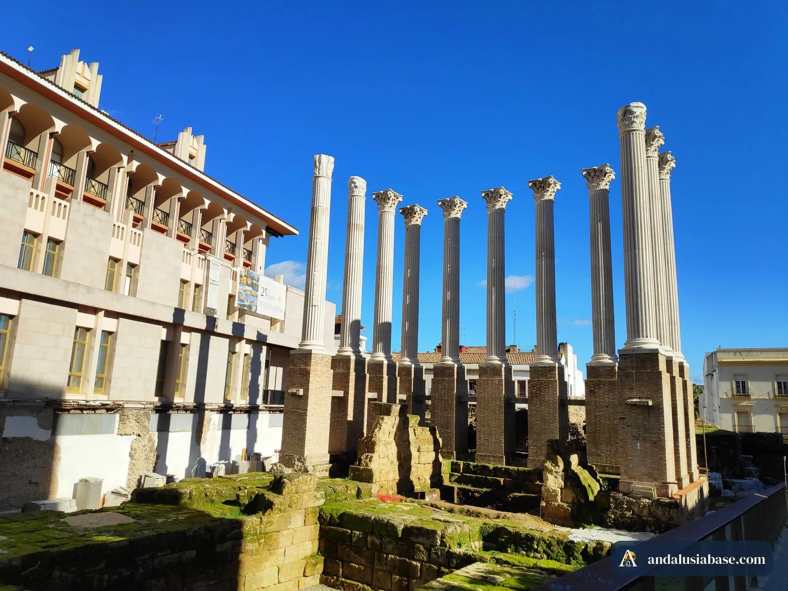 As colunas brancas reerguidas do templo romano junto à câmara municipal de Córdoba