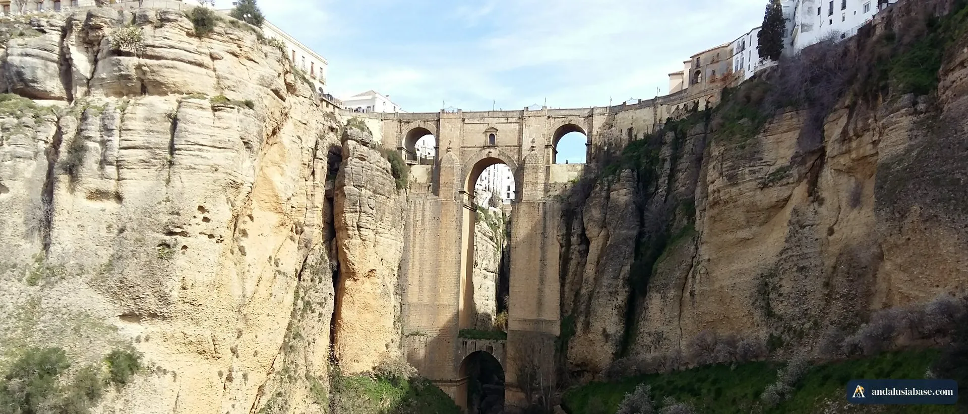 A Puente Nuevo sobre o desfiladeiro do Tajo em Ronda, entre altas falésias de calcário