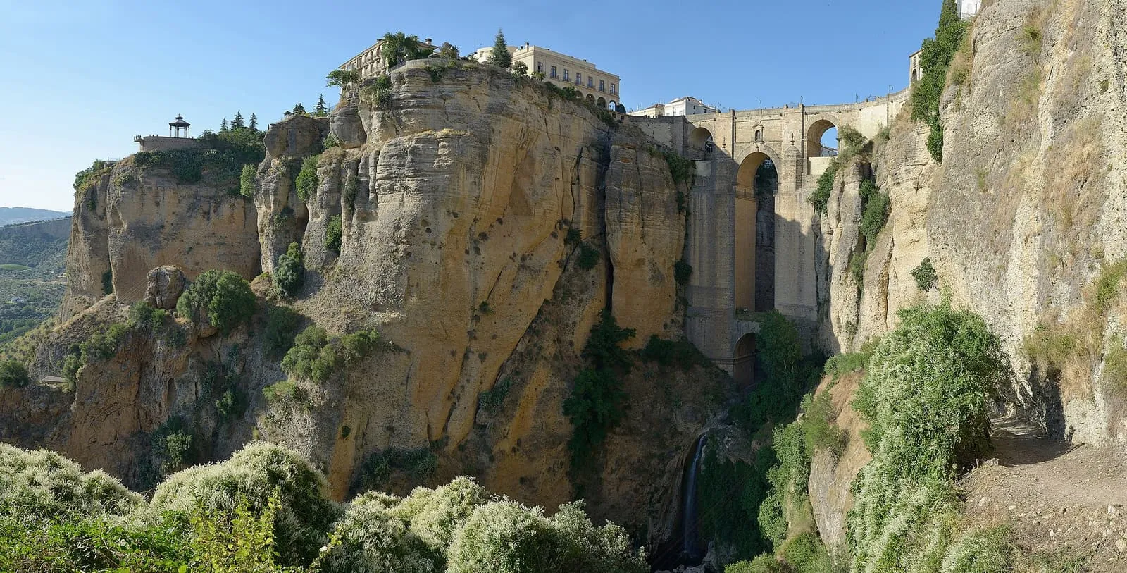 Die Puente Nuevo über der Tajo-Schlucht in Ronda, darüber die Stadt auf der Felskante