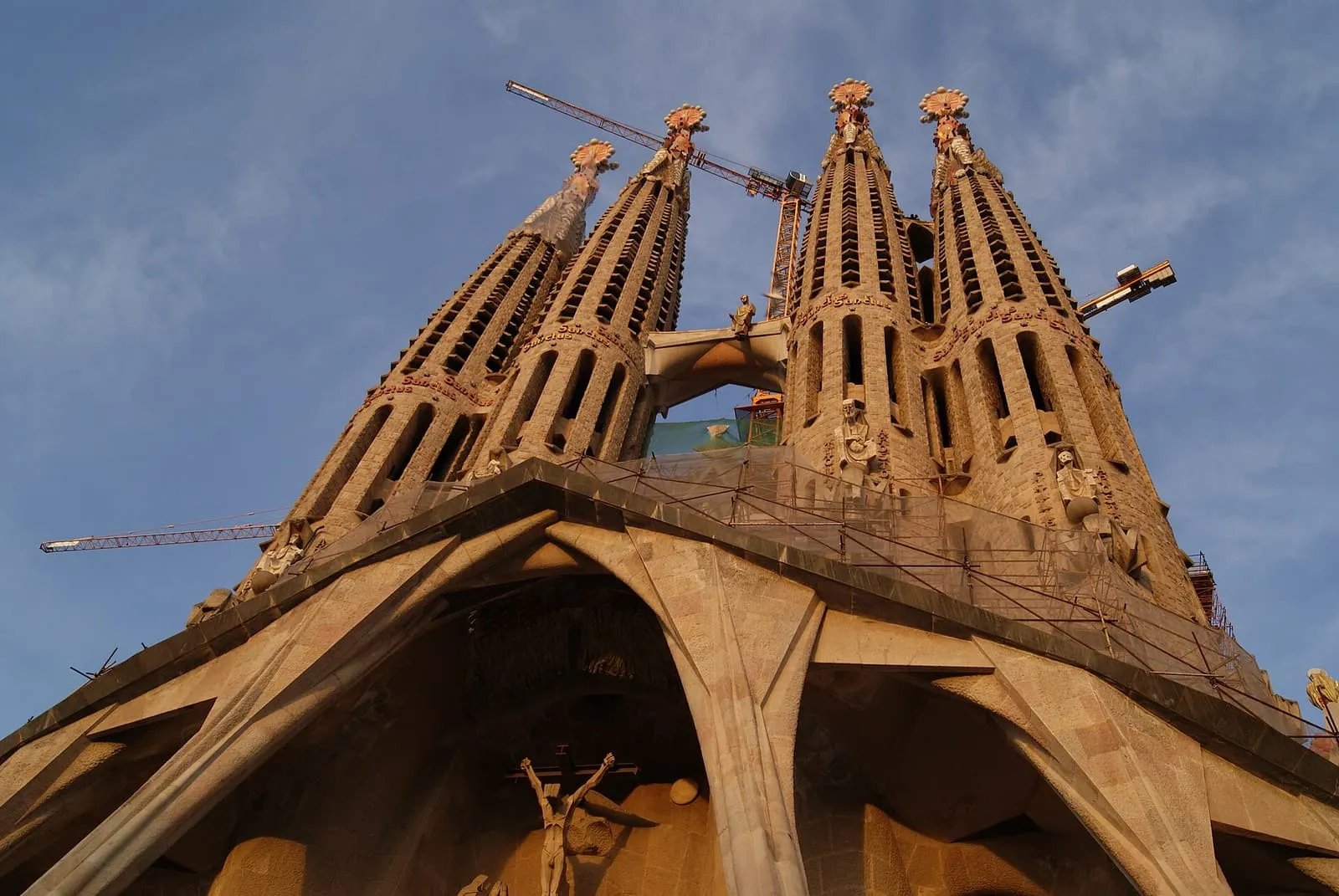 Las torres de la Sagrada Família de Barcelona sobre la fachada de la Pasión