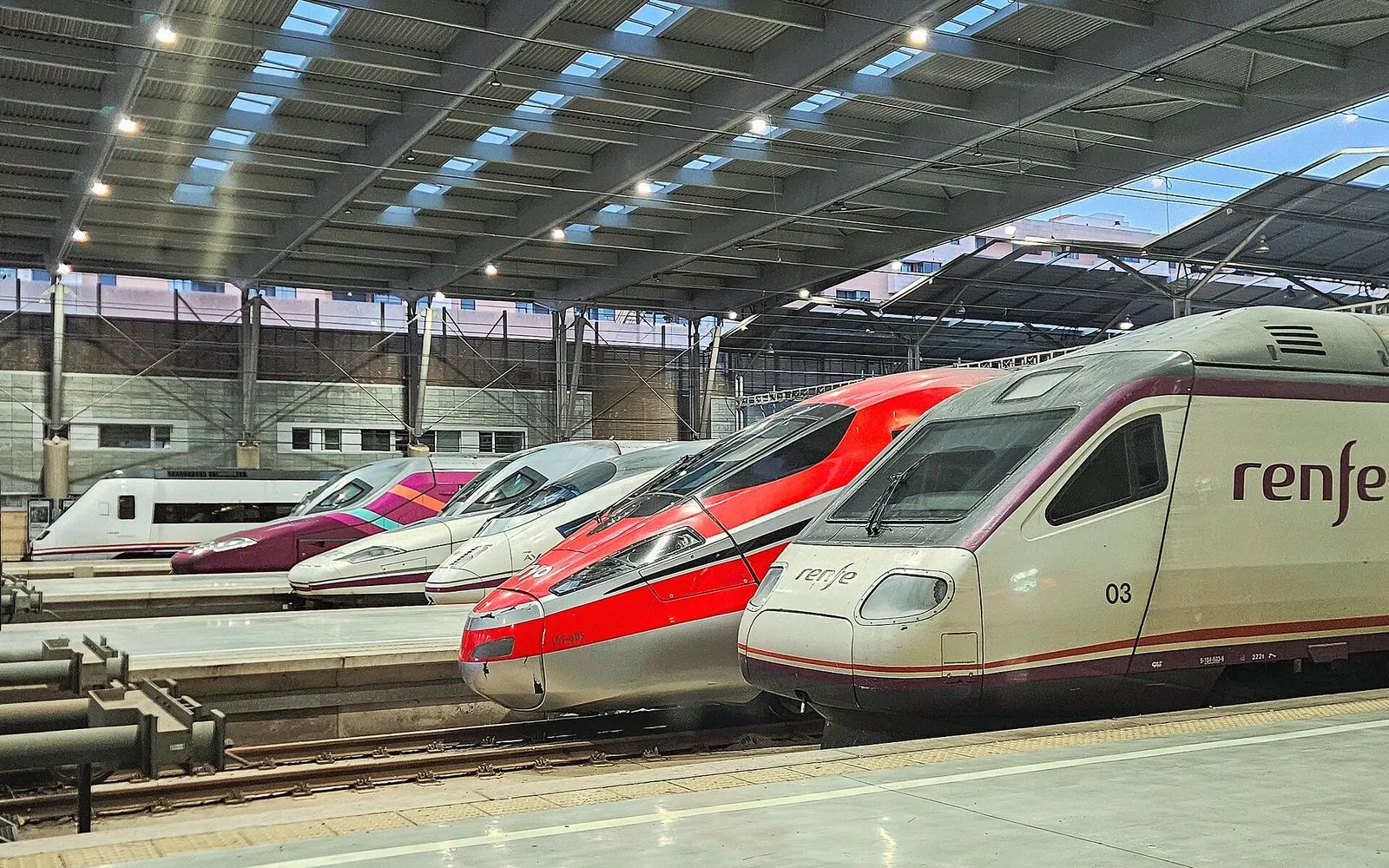 Comboios de alta velocidade alinhados nas plataformas da estação de Málaga María Zambrano