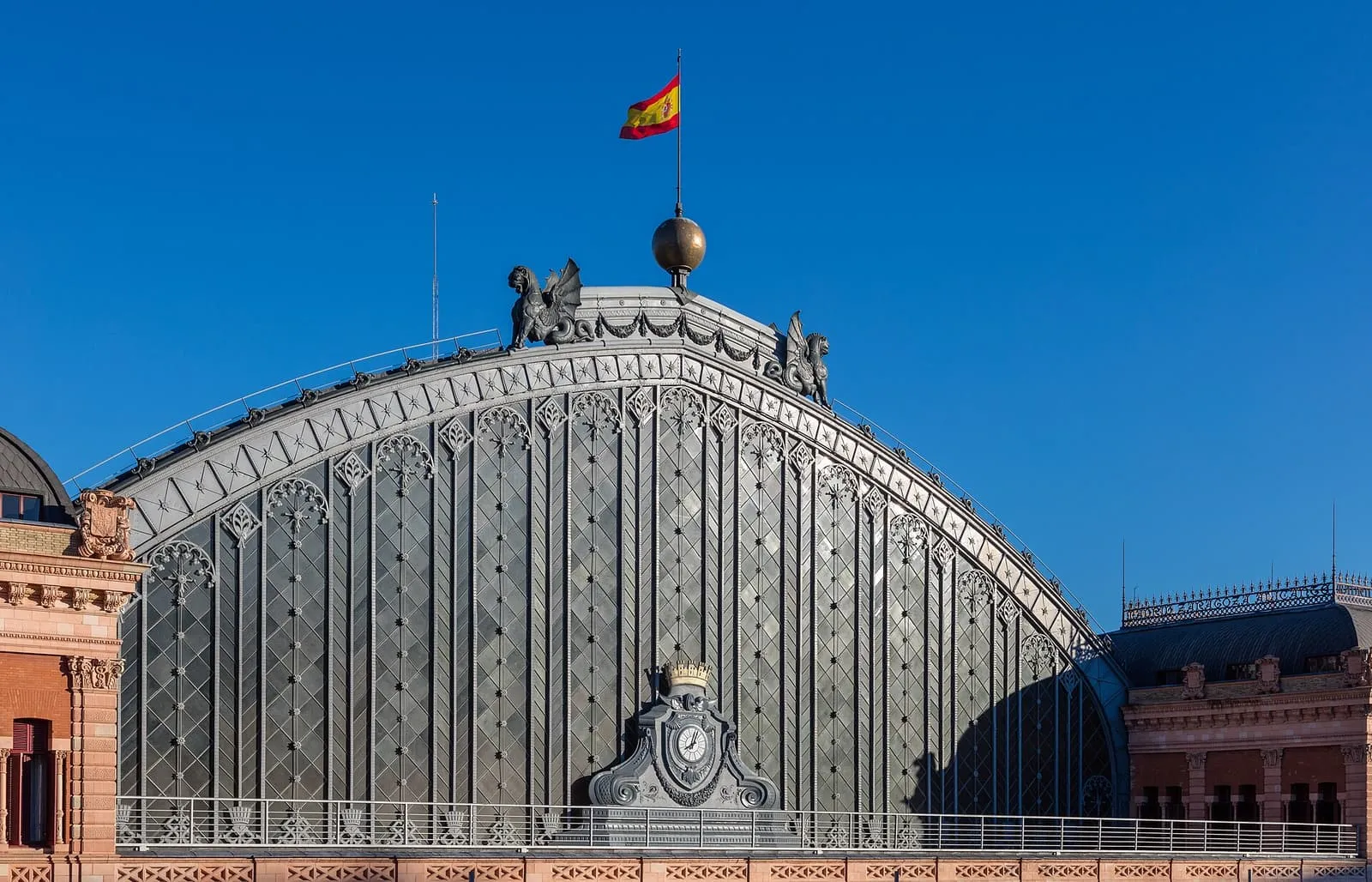 La façade en arc de fer et de verre de l'ancienne gare d'Atocha, à Madrid