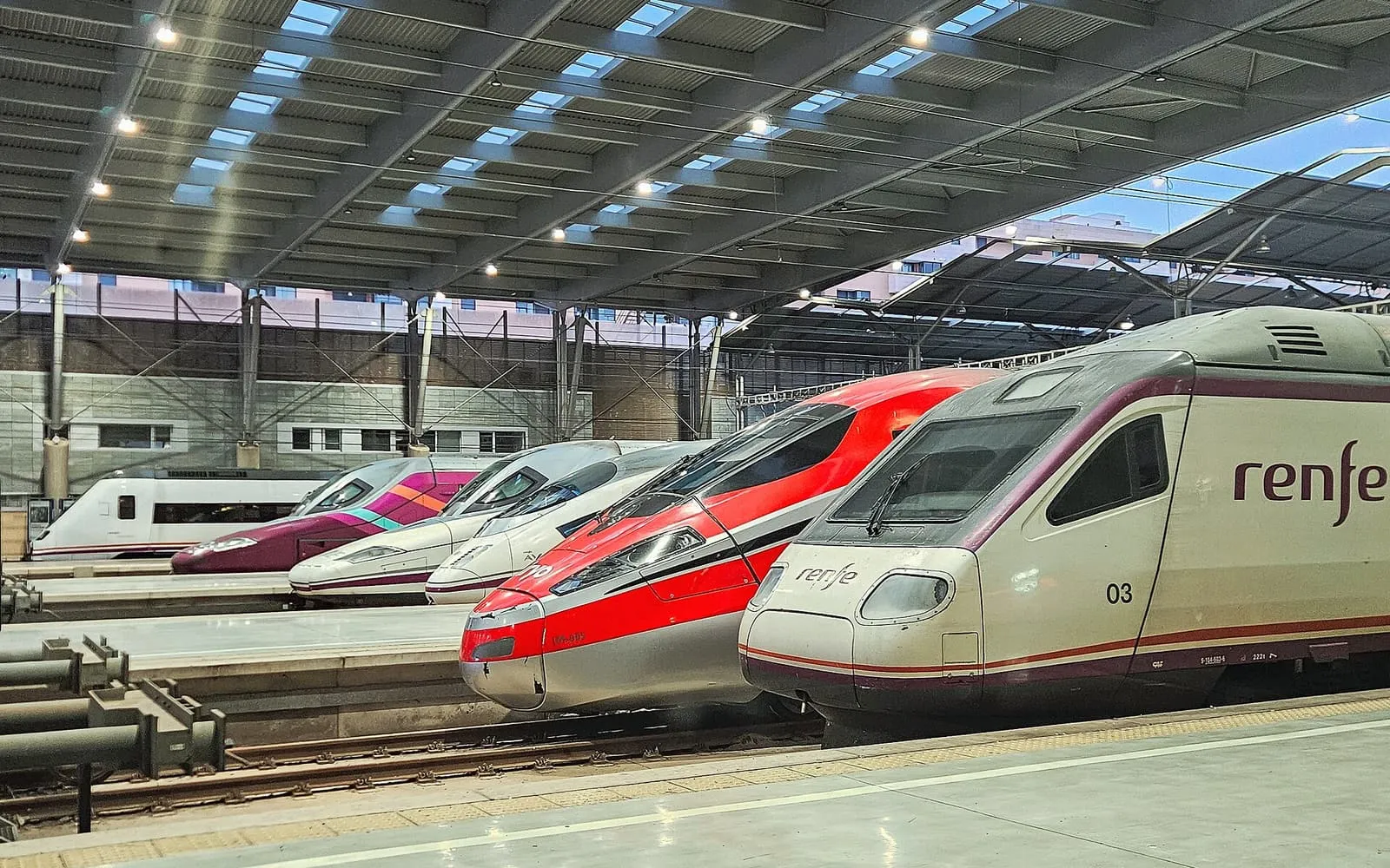 Trains à grande vitesse alignés le long des quais de la gare María Zambrano de Malaga