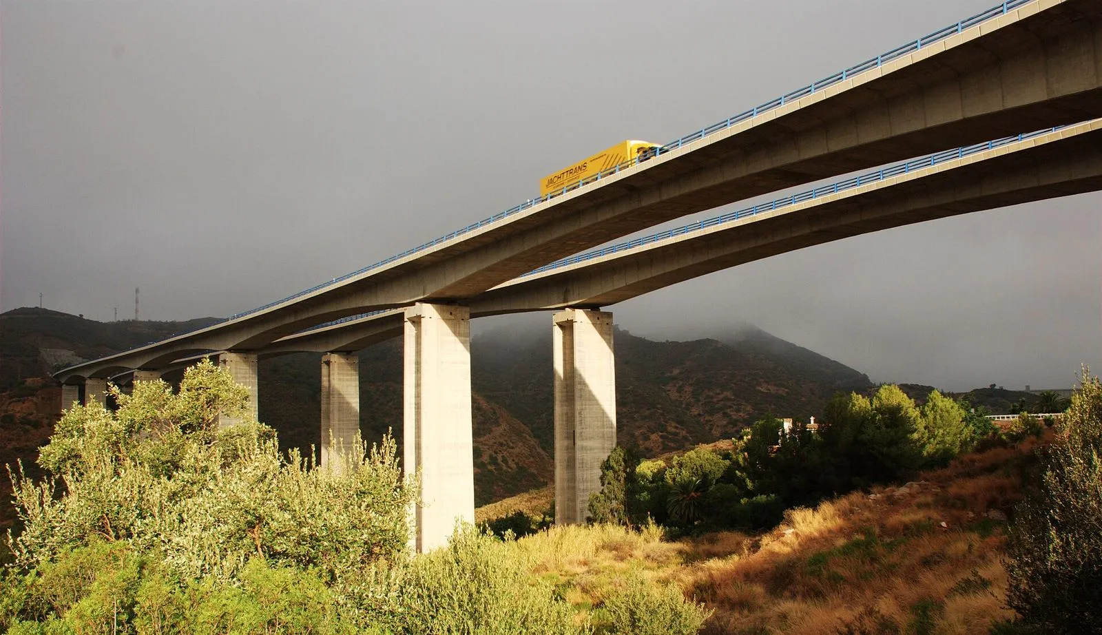 O viaduto da autoestrada AP-7 sobre o vale do Río Verde, perto de Marbella