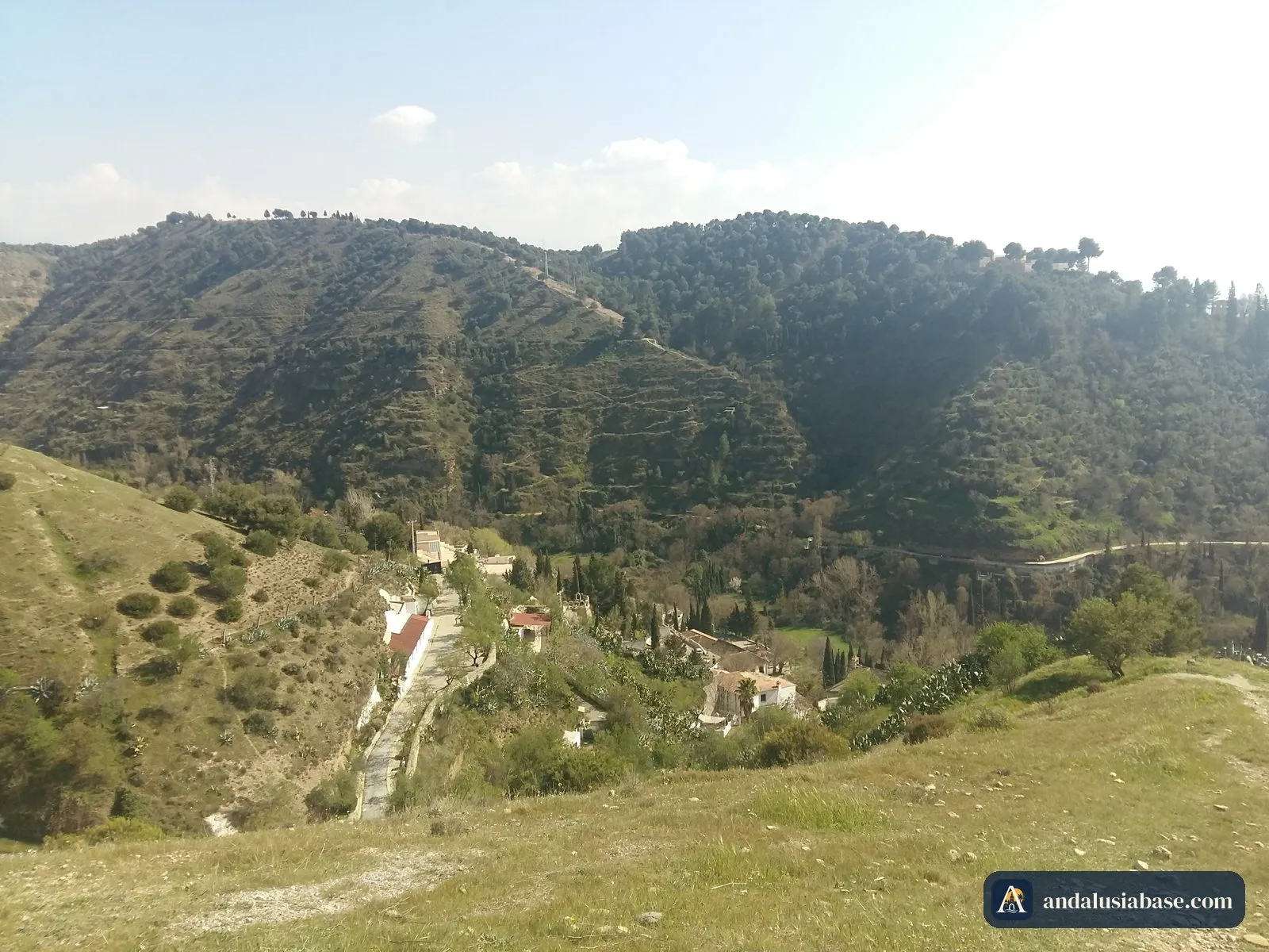 Encostas em socalcos e trilhos no vale acima do Sacromonte