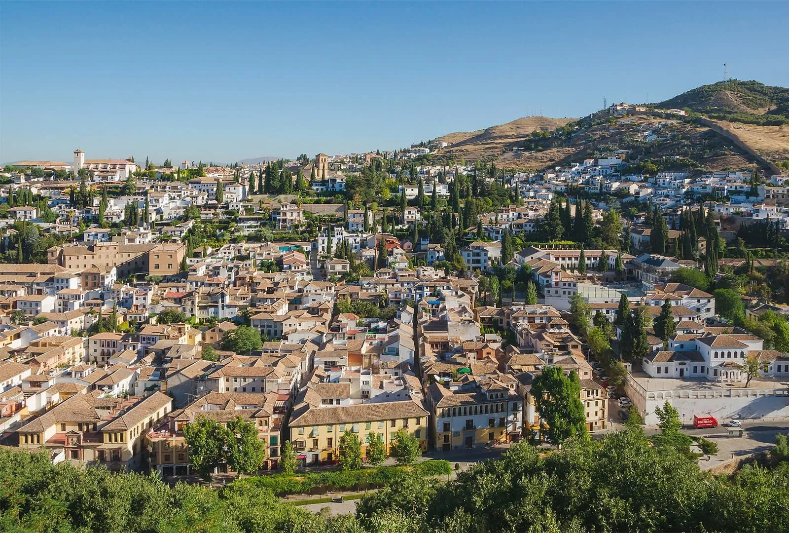 Der Hang des Albaicín mit dem Sacromonte dahinter, von der Alhambra in Granada aus gesehen