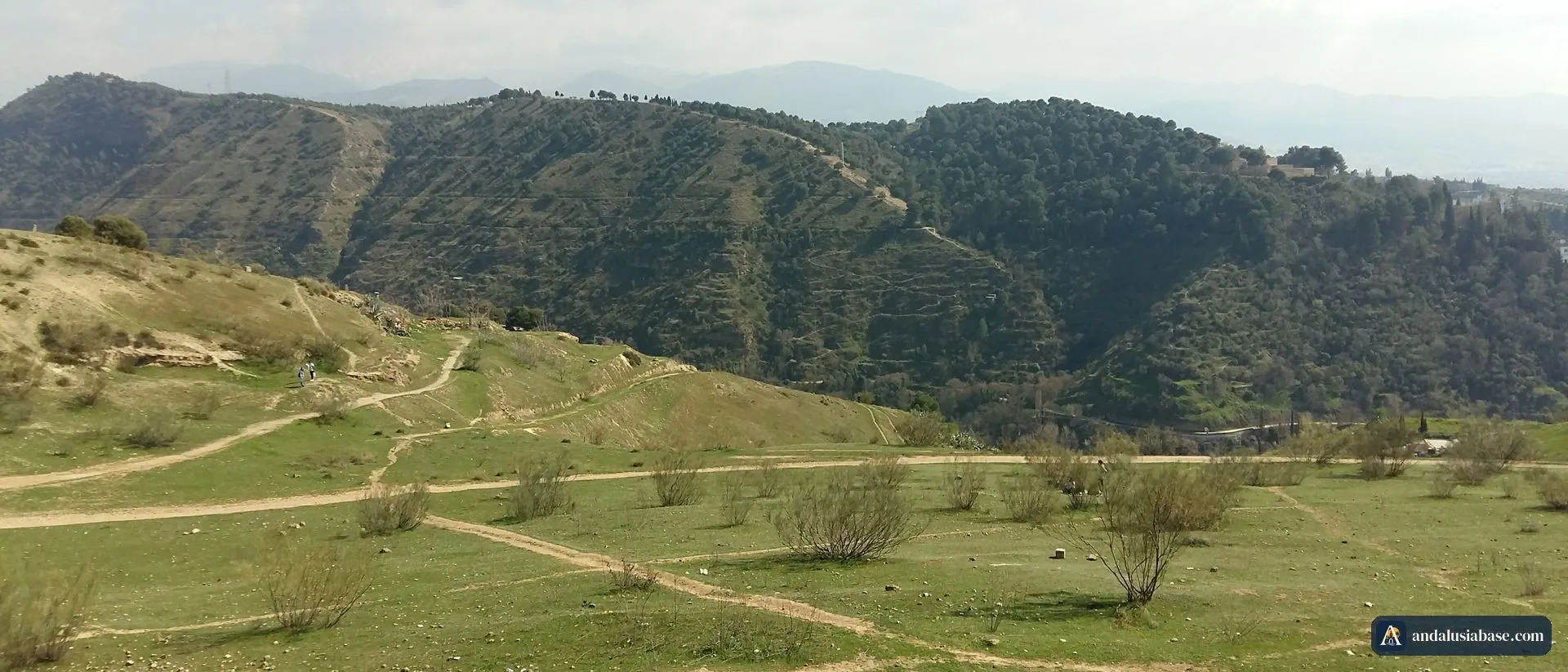As colinas verdes em socalcos e os trilhos do vale atrás do Sacromonte, em Granada