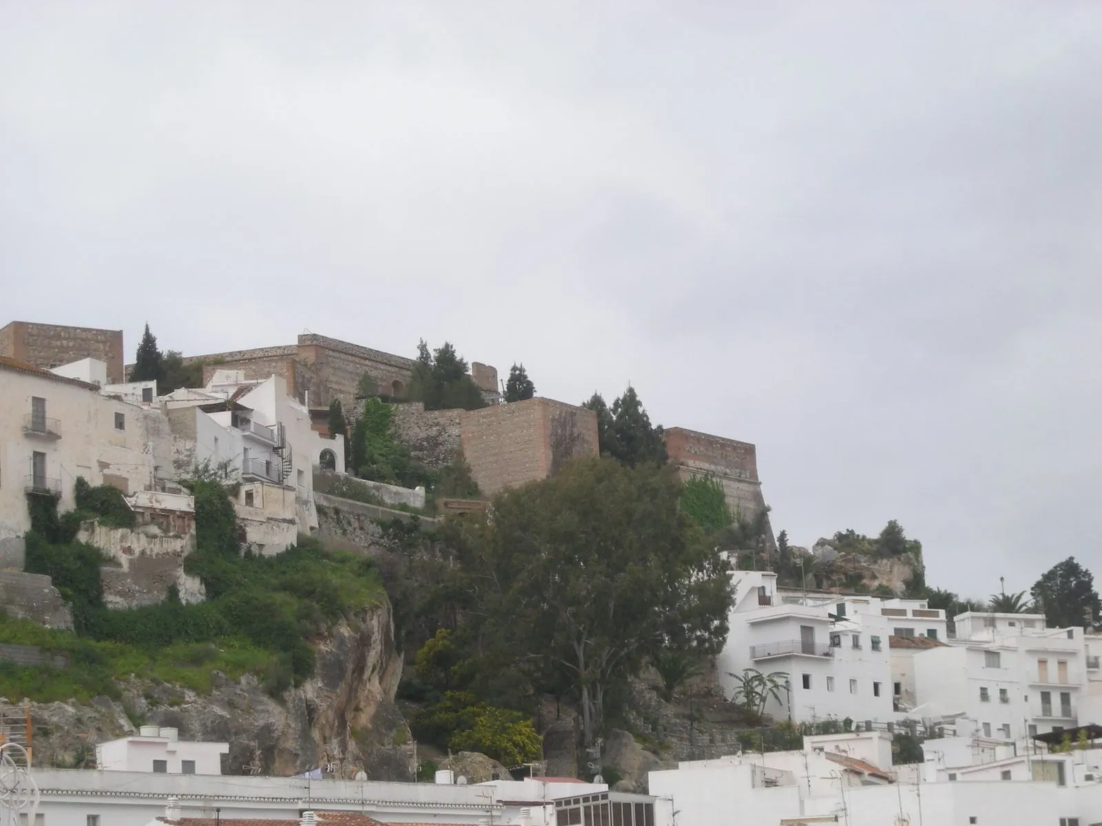 Die Burg von Salobreña über den weißen Häusern der Altstadt, gesehen aus den Gassen der Altstadt
