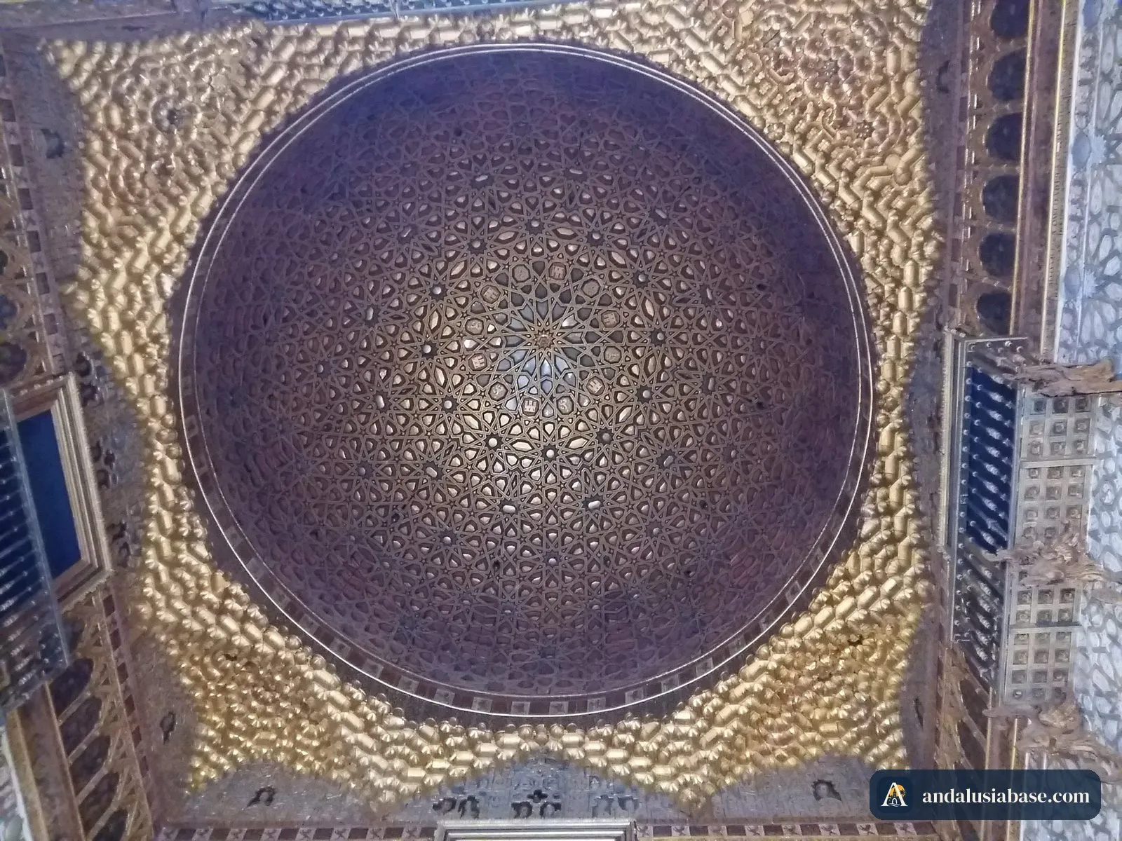 A cúpula de madeira dourada do Salón de Embajadores, com o seu entrelaçado de estrelas