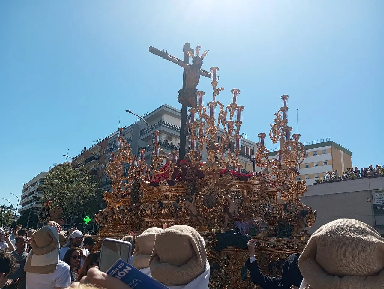Der vergoldete Paso des Cristo de la Sed inmitten der Menge während der Karwoche in Sevilla