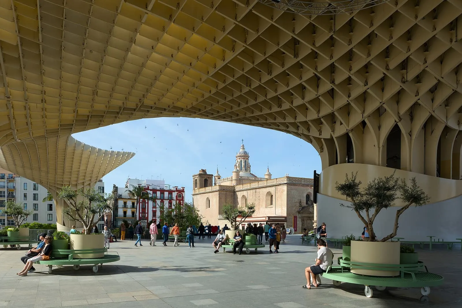 Die Kirche de la Anunciación, eingerahmt vom Holzdach der Setas (Metropol Parasol) in Sevilla