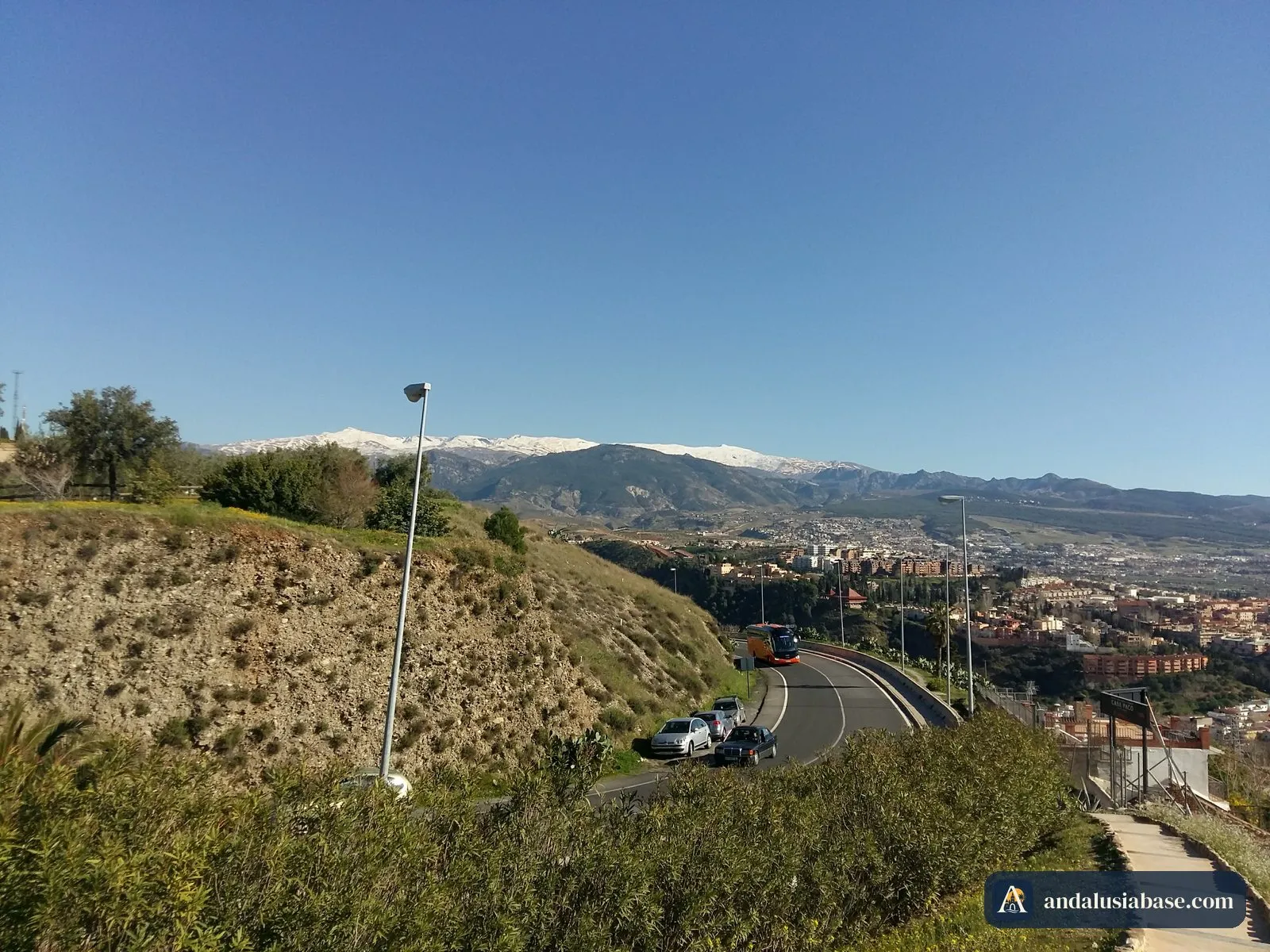 Neve nos picos da Serra Nevada vista dos arredores de Granada em março