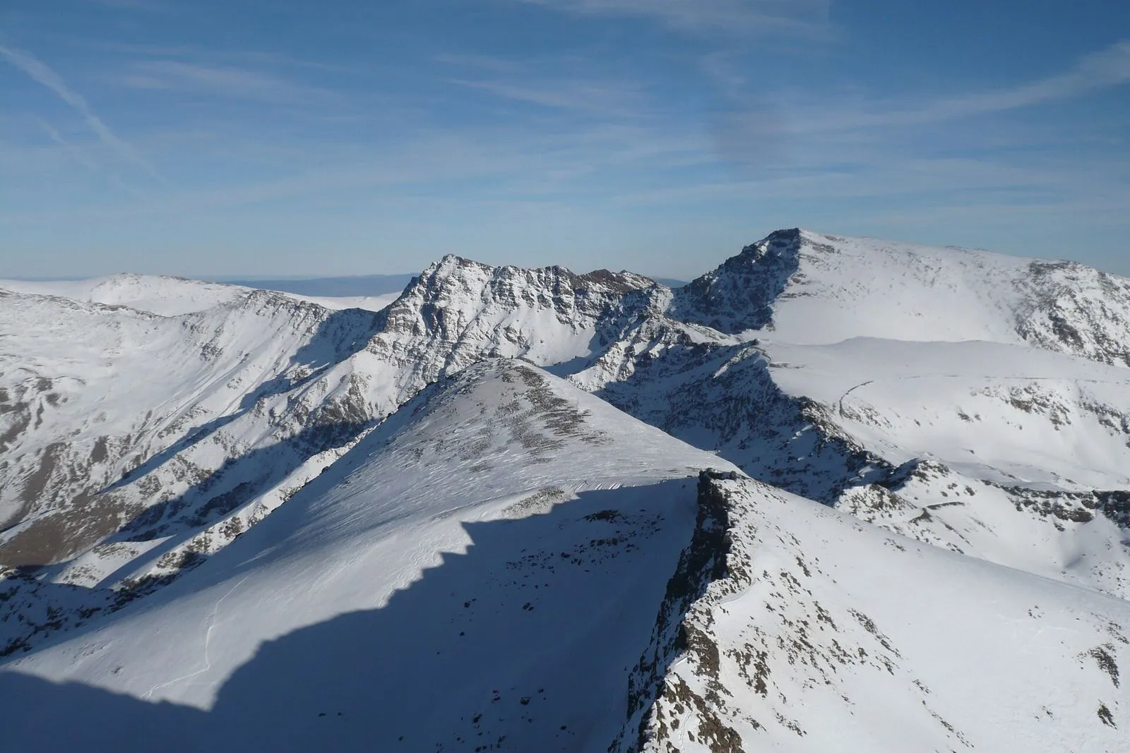 As cristas cobertas de neve da Serra Nevada, com o Mulhacén, o pico mais alto de Espanha continental, visto do Veleta