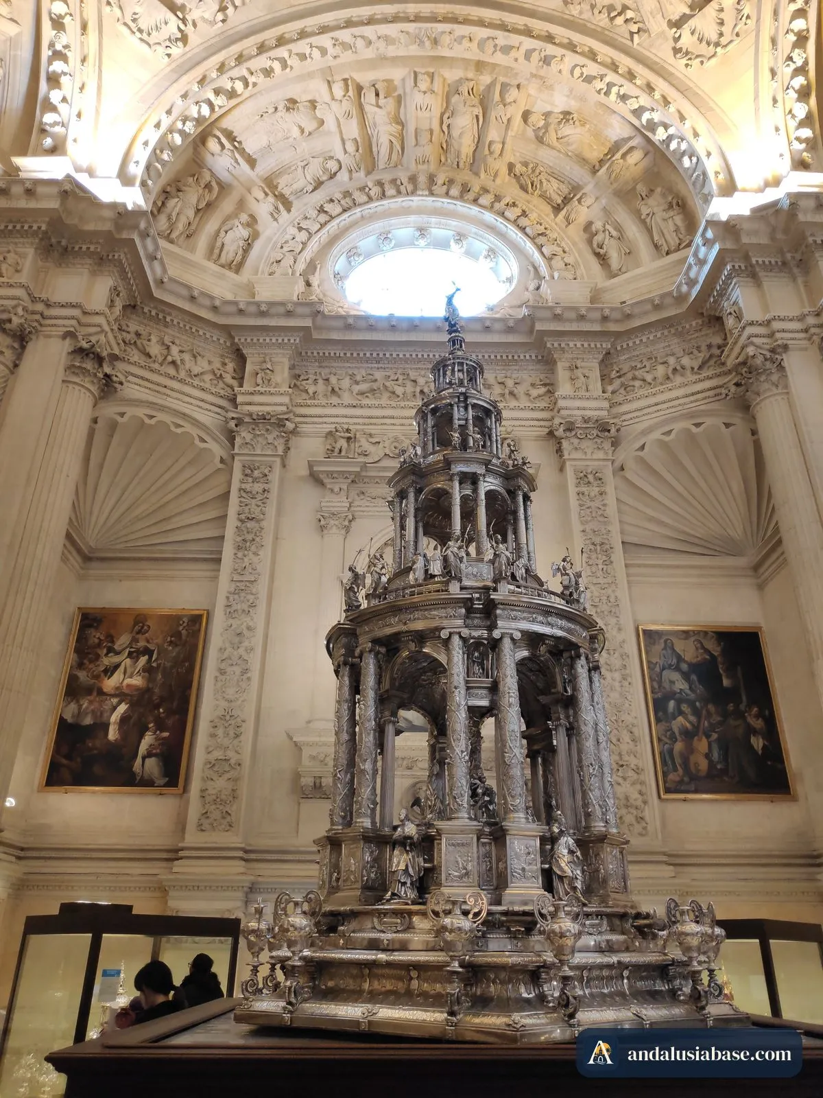 A grande custódia de prata sob a cúpula esculpida da Sacristía Mayor