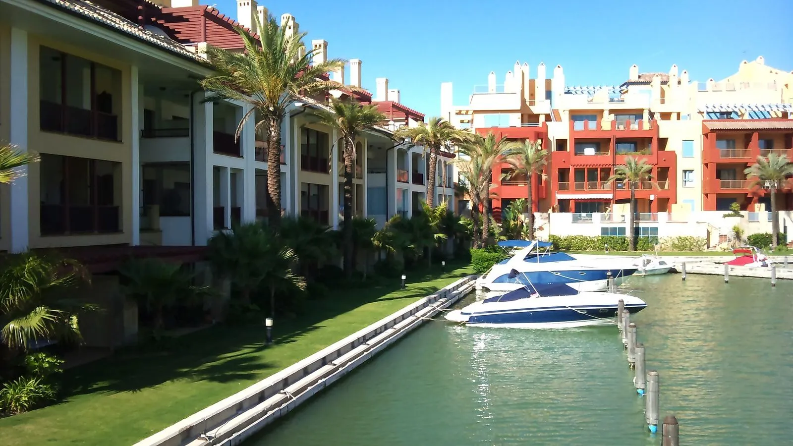 Motorjachten im Jachthafen von Sotogrande unterhalb von Apartmenthäusern