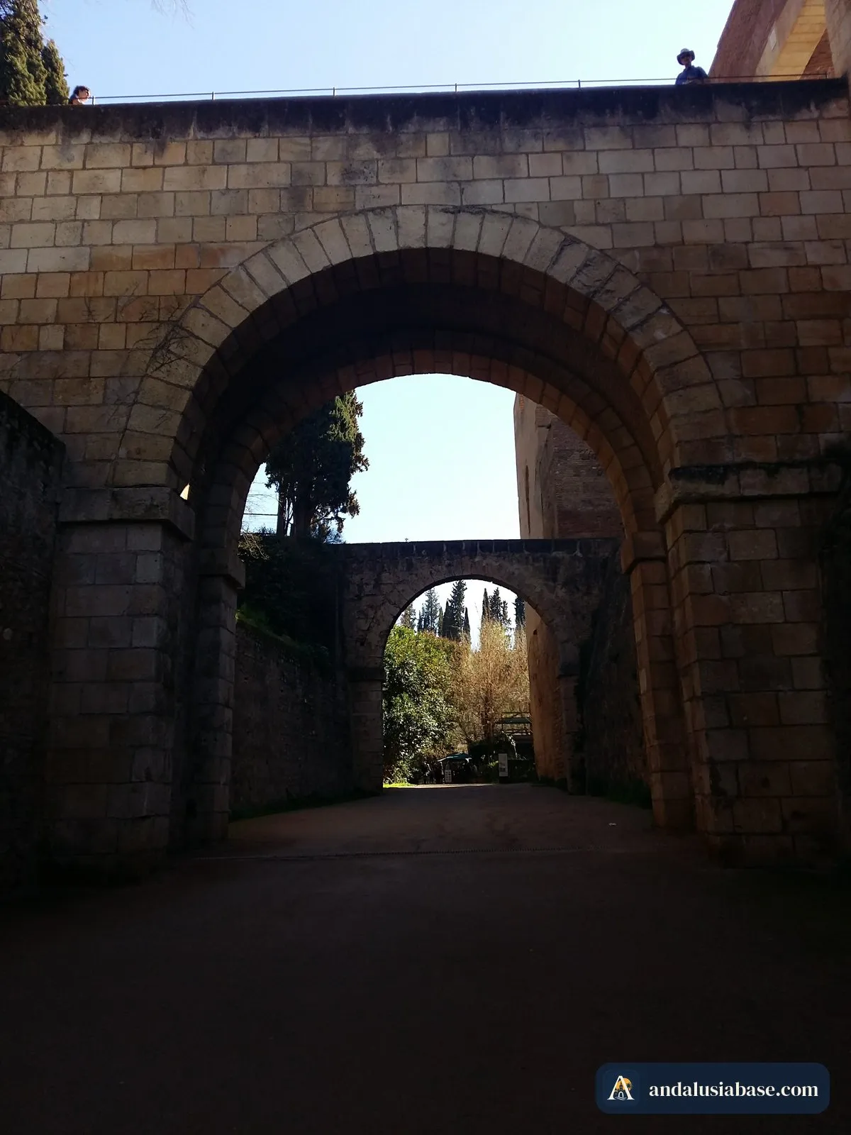 Arcos de pedra a enquadrar o caminho de entrada na Alhambra