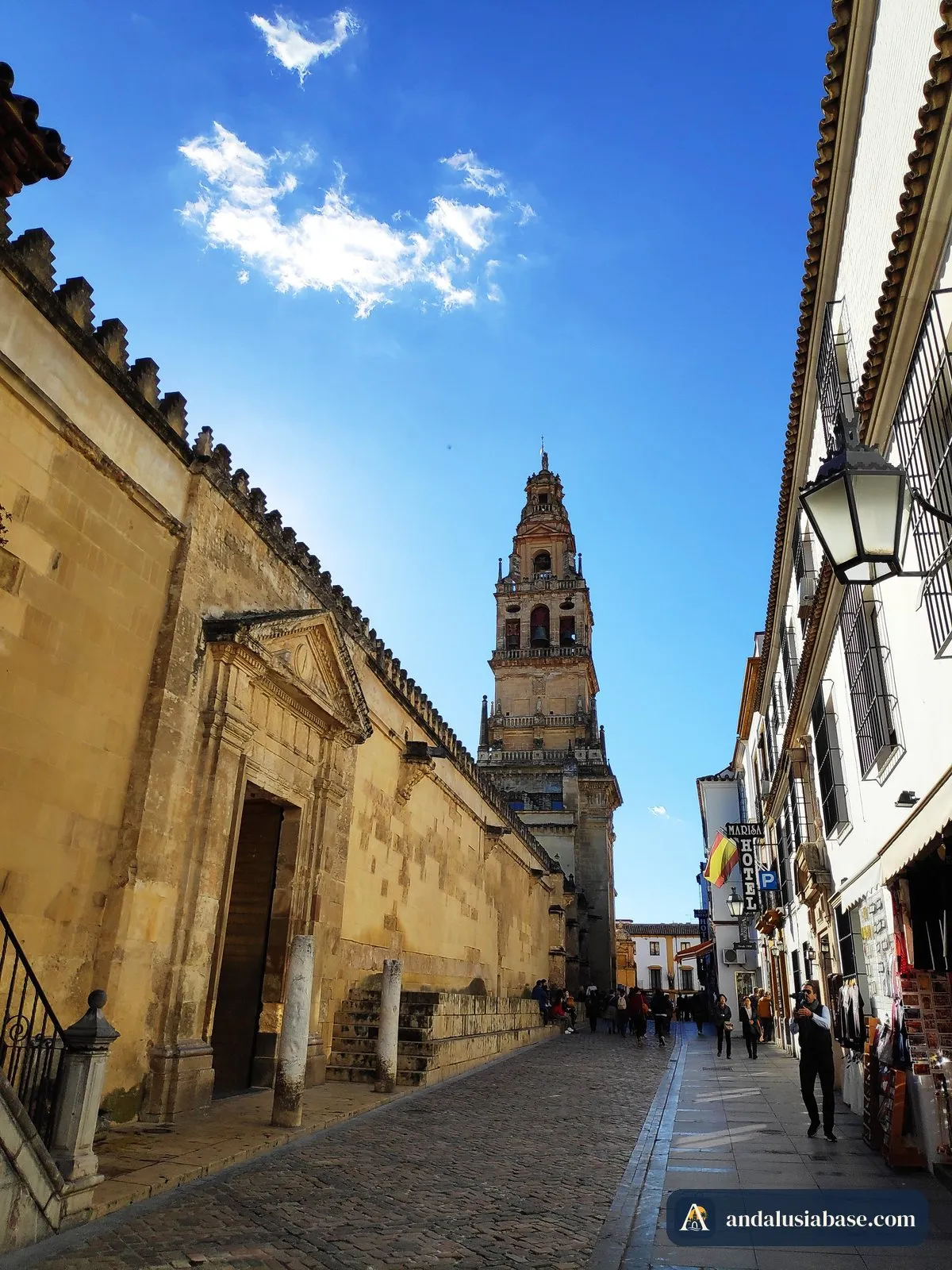 Uma rua da Judería junto ao muro da Mesquita, em direção à torre sineira