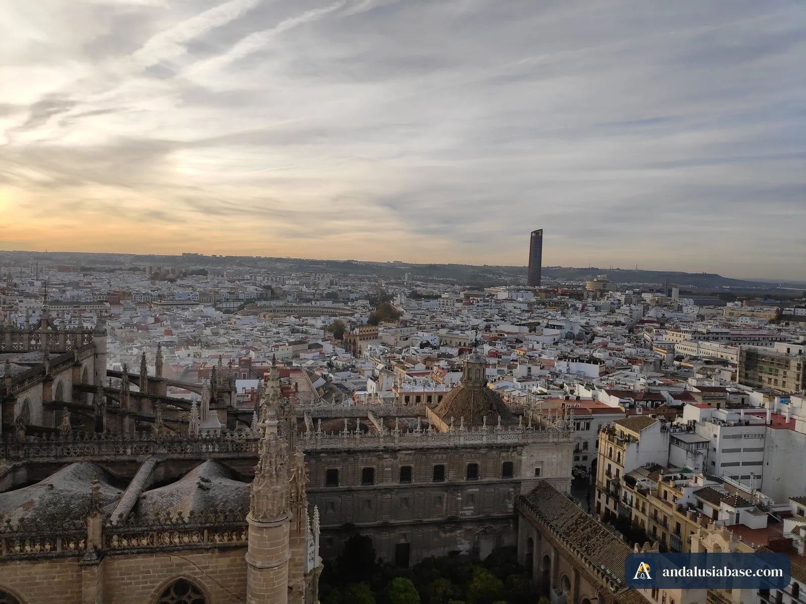 Pôr do sol sobre os telhados da Catedral e de Sevilha, visto do alto da Giralda