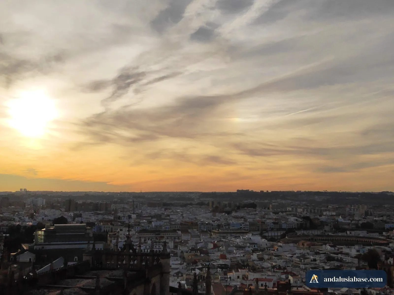 Um pôr do sol de dezembro sobre os telhados de Sevilha, visto do alto da Giralda