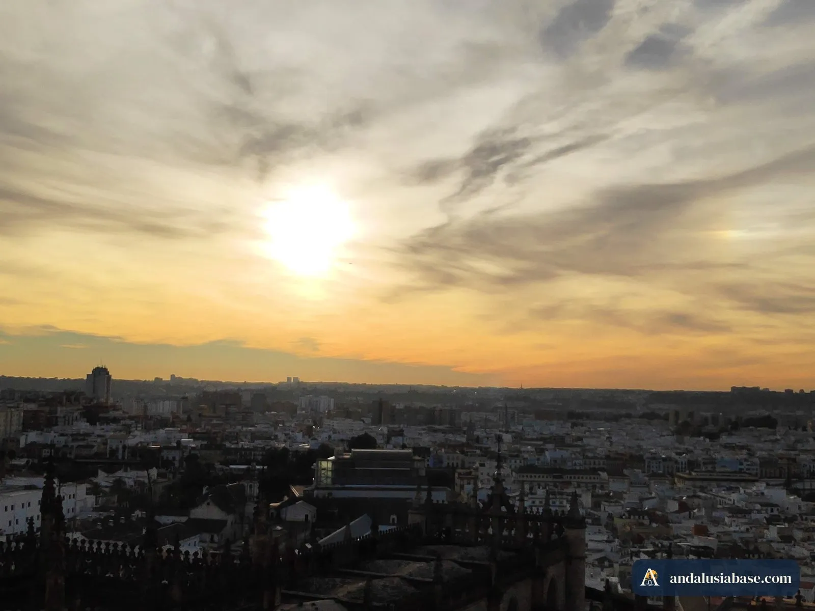 Pôr do sol sobre os telhados de Sevilha visto do alto da Giralda