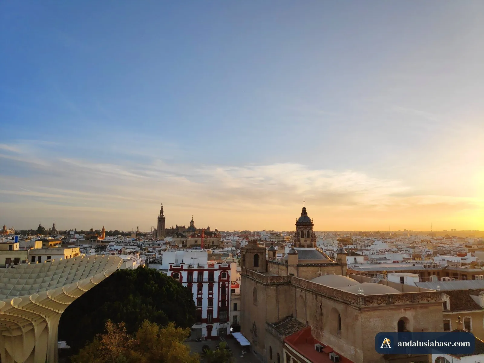 Pôr do sol sobre os telhados de Sevilha e a Giralda a partir do passadiço das Setas de Sevilla