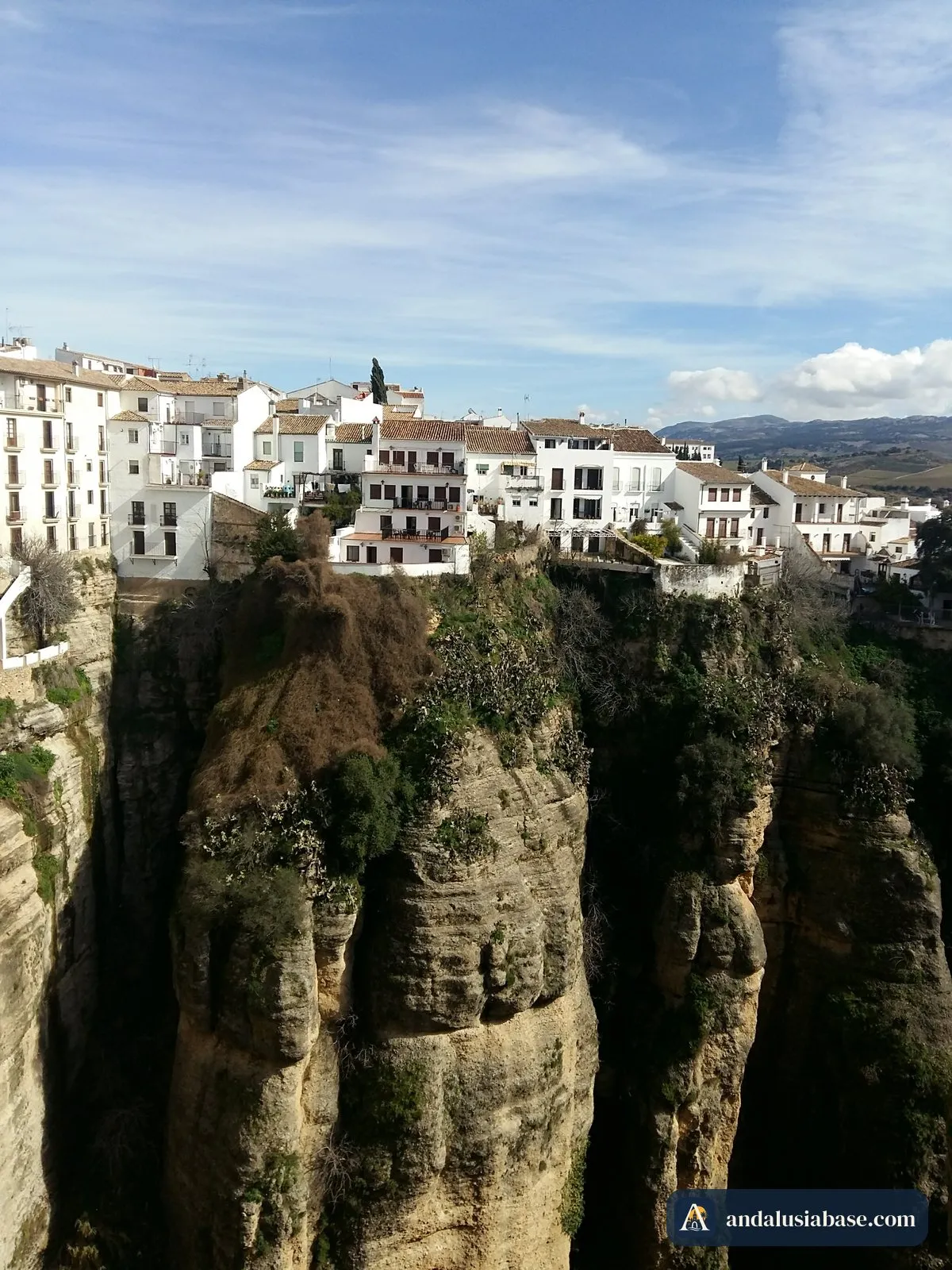 Casas brancas à beira da falésia sobre o desfiladeiro do Tajo, em Ronda