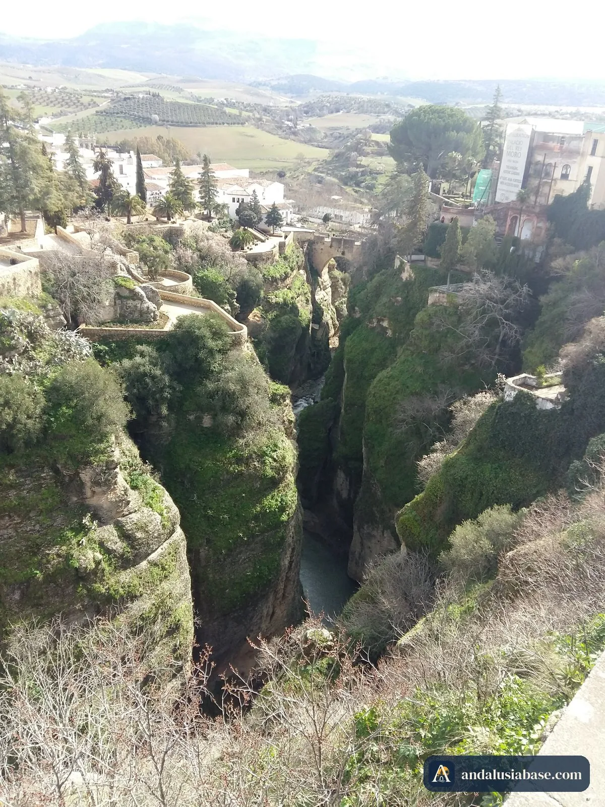 Vista sobre o desfiladeiro do Tajo a partir de Ronda, com jardins à beira da falésia